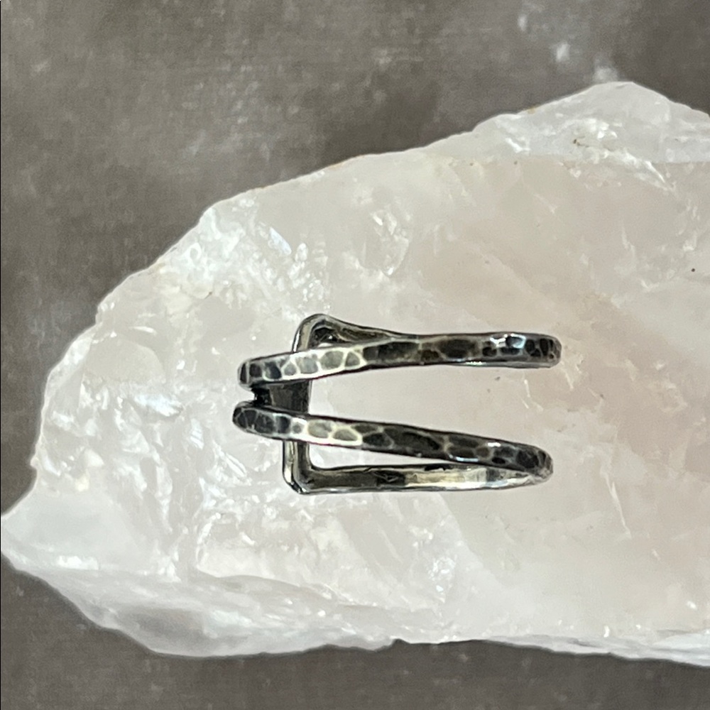 Sundance Hammered Triangle Ring NWOT - Picture 3 of 4